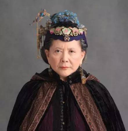 周采芹的名字年轻的朋友可能不太熟悉,但下面的照片恐怕你是见过的.