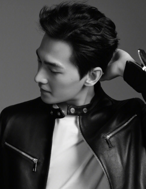 杨洋最新风格大片来袭 侧颜棱角分明立体精致