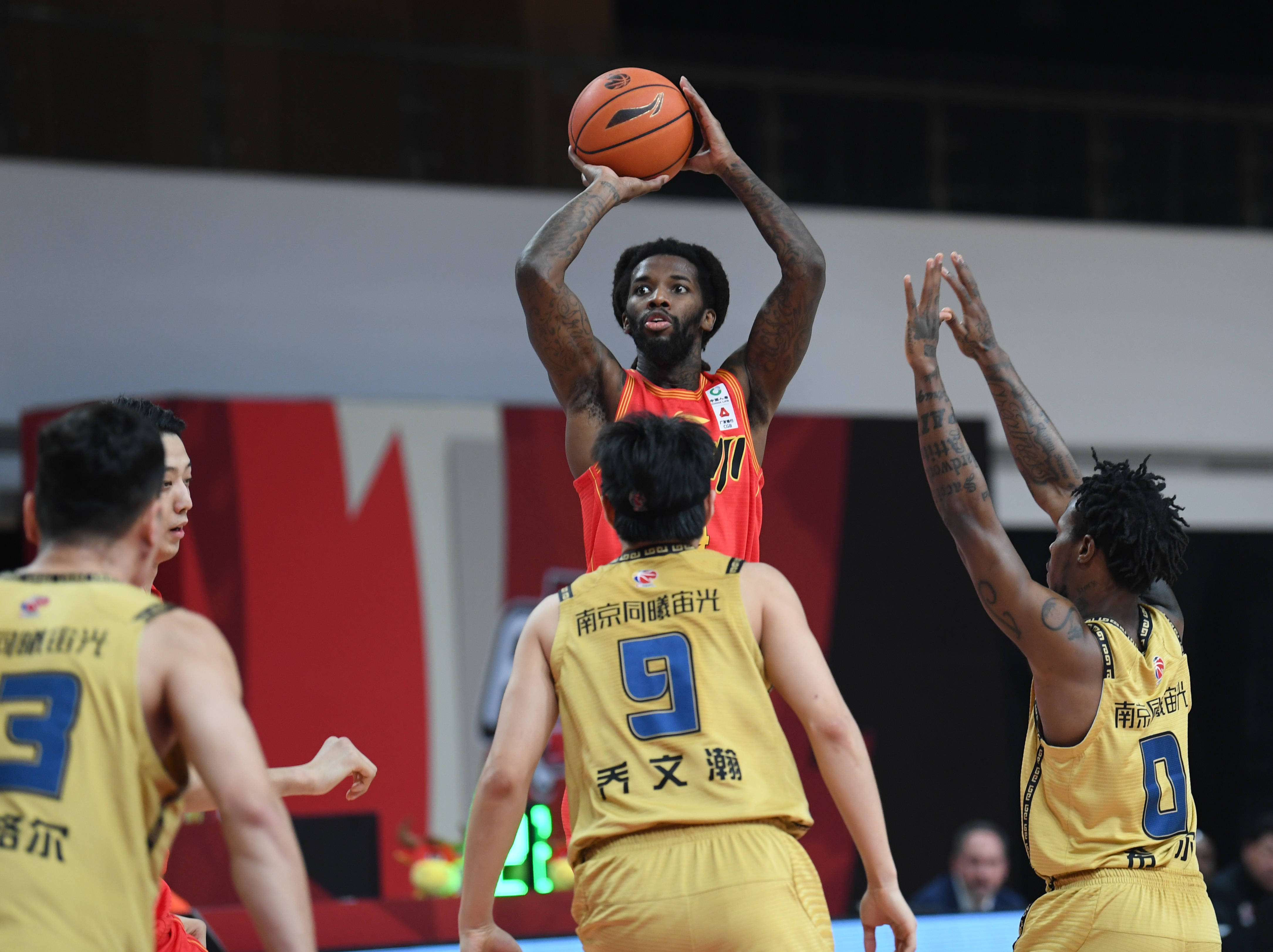 2月2日,深圳马可波罗队球员伯顿(上)在比赛中投篮.