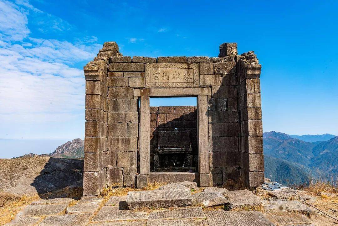 从连州市西江镇或龙坪镇远远望去,东岳山巍峨挺拔,气势恢弘,极具视觉