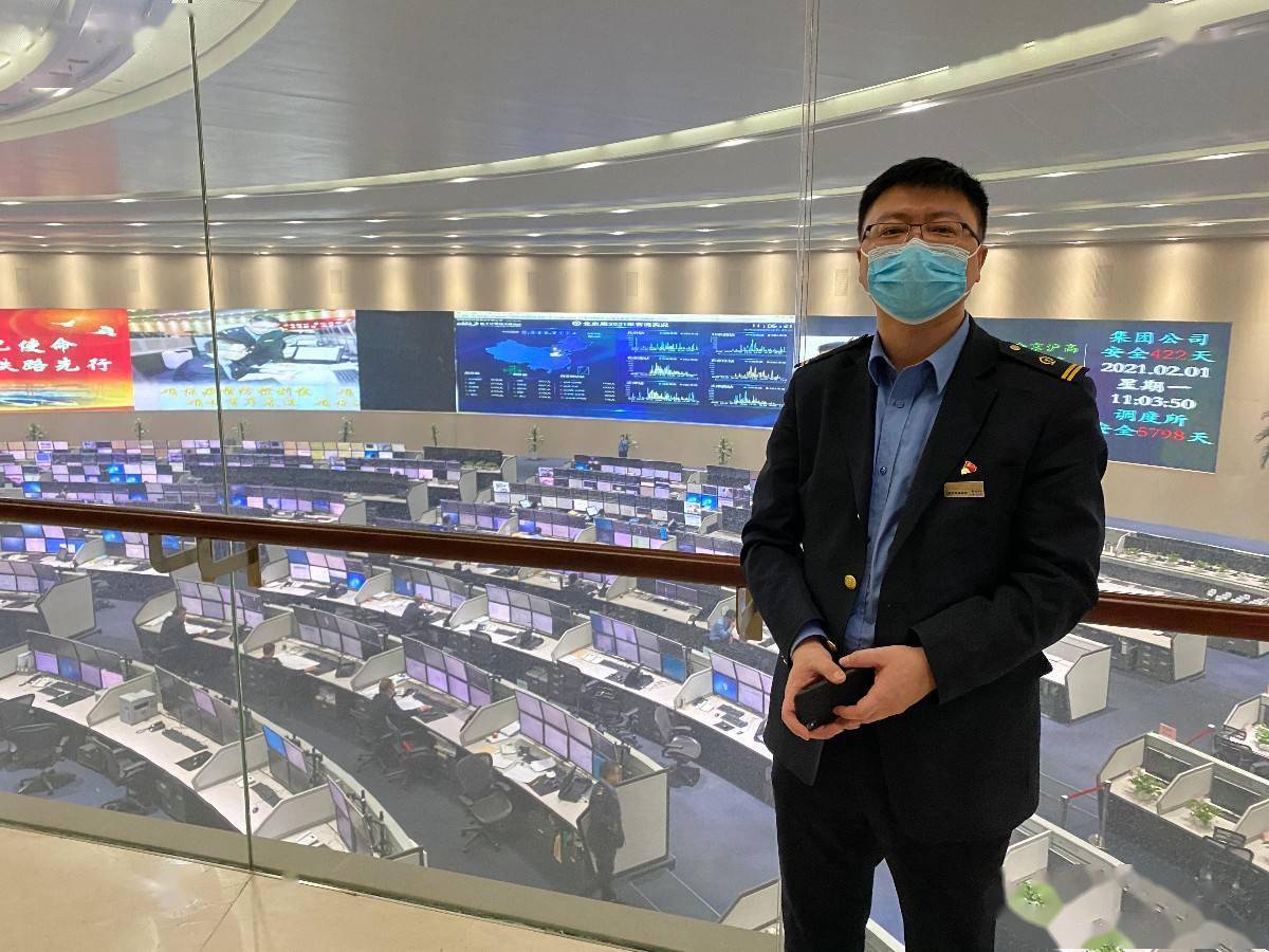 24小时灯火通明的北京铁路局调度指挥中心内,一个个调度台前,十多块