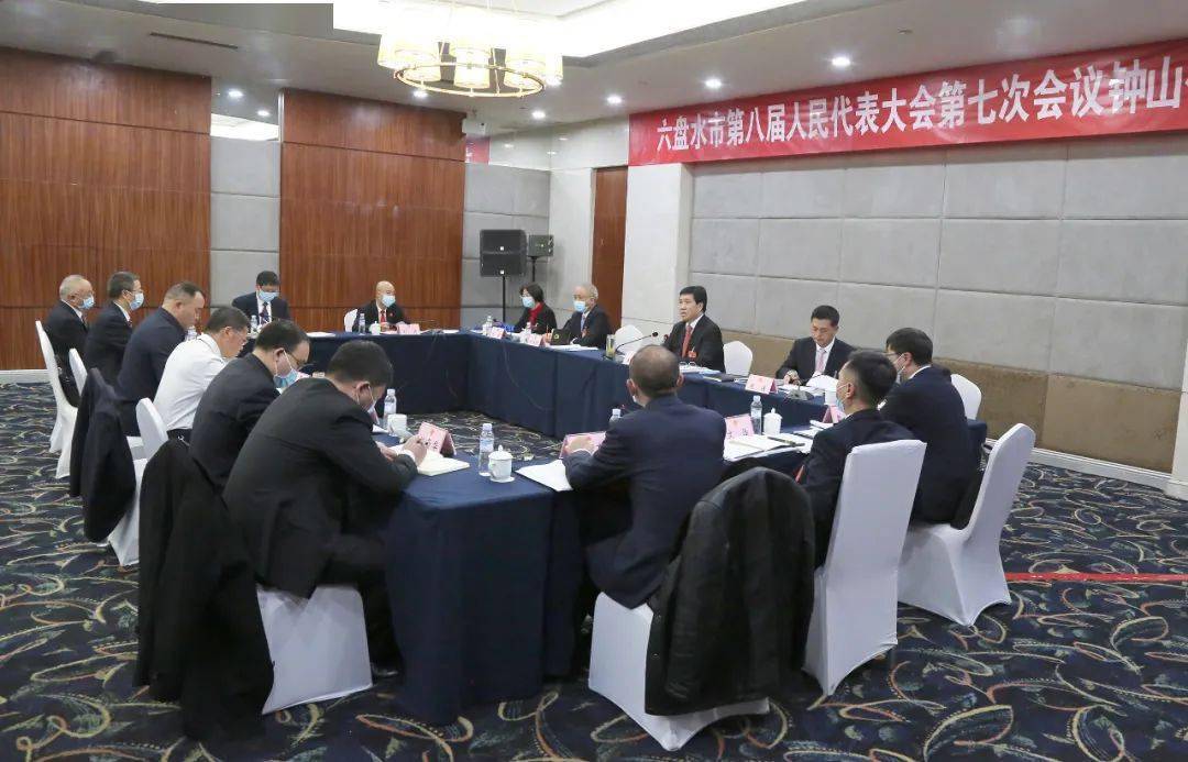 王忠在参加钟山代表团审议时强调:加快提升中心城区发展首位度,在高