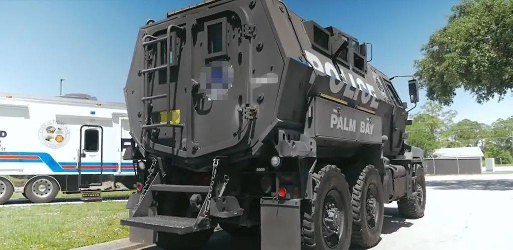 美国大头凯曼防地雷反伏击车采用独立车身搭载卡特彼勒发动机