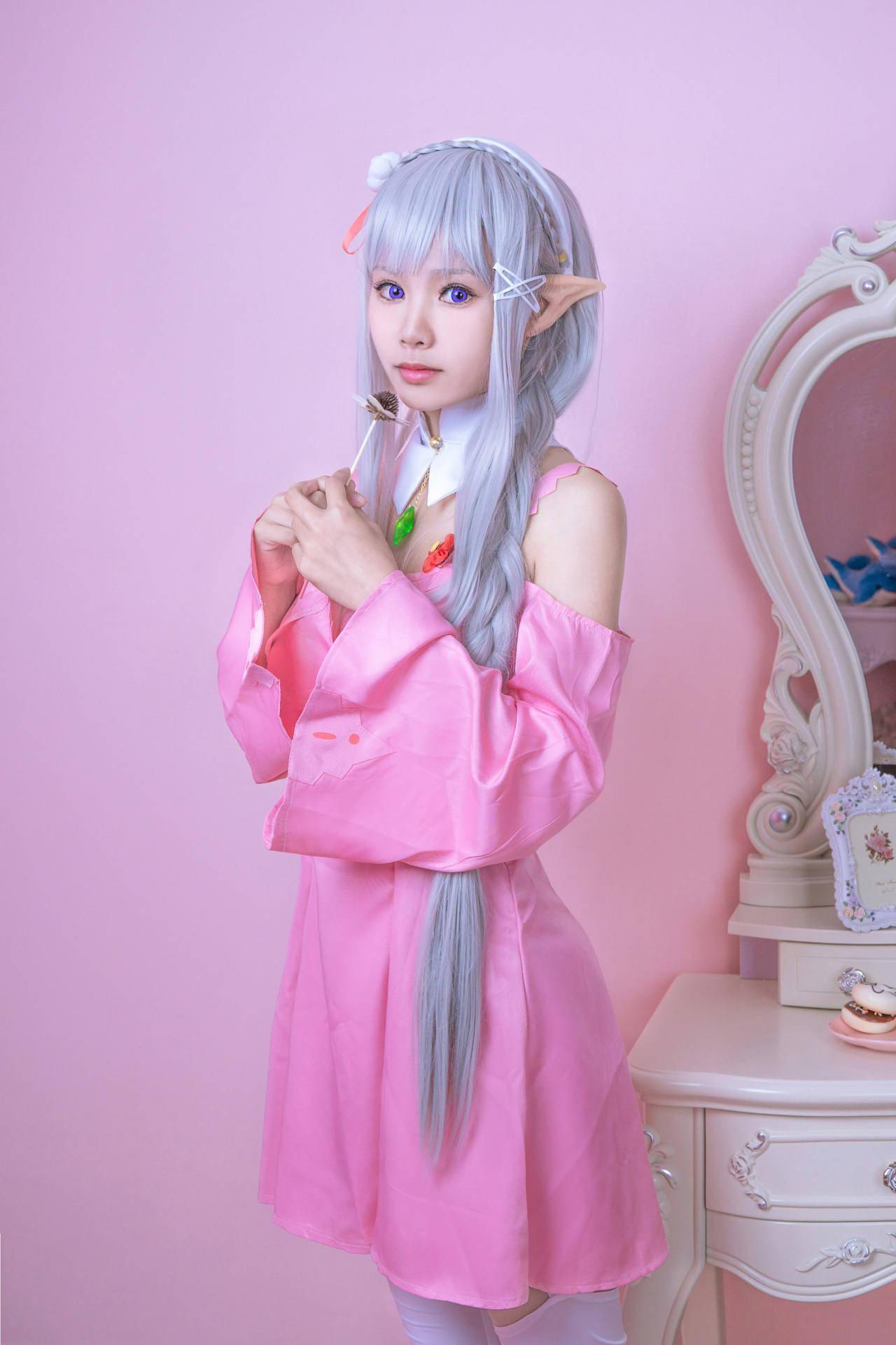 《从零开始的异世界生活》艾米莉亚粉色睡衣cosplay
