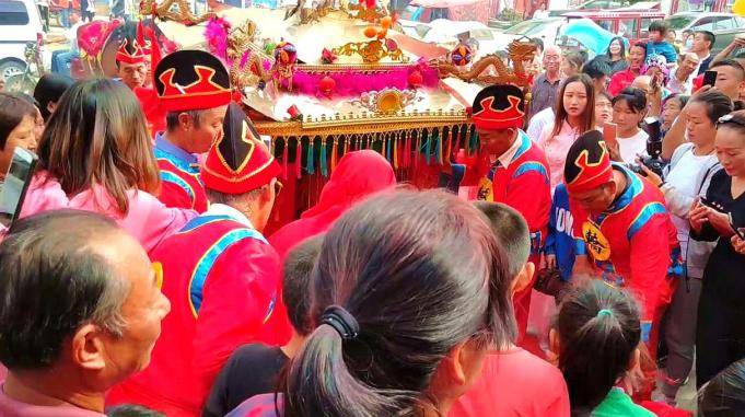 河南南阳农村婚礼抬花轿吹唢呐这么壮观的迎亲场面真少见