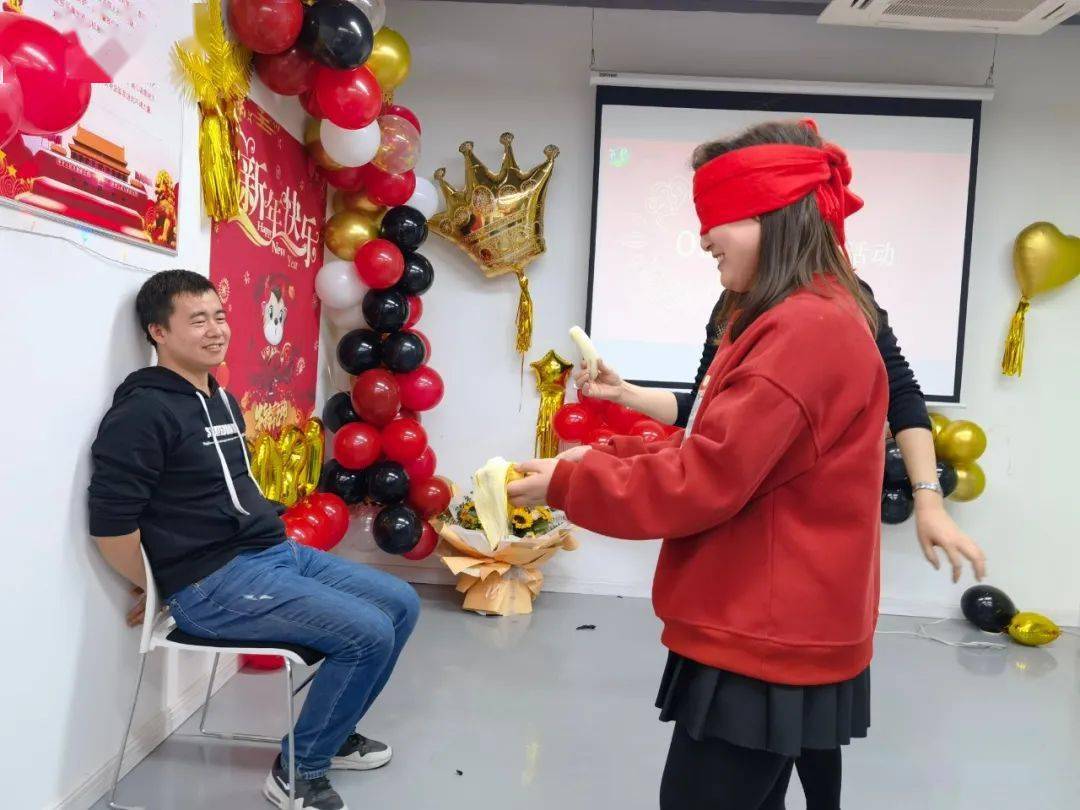 年会活动部分精彩图片展示在年会游园会活动中,蒙眼喂食,运书大队