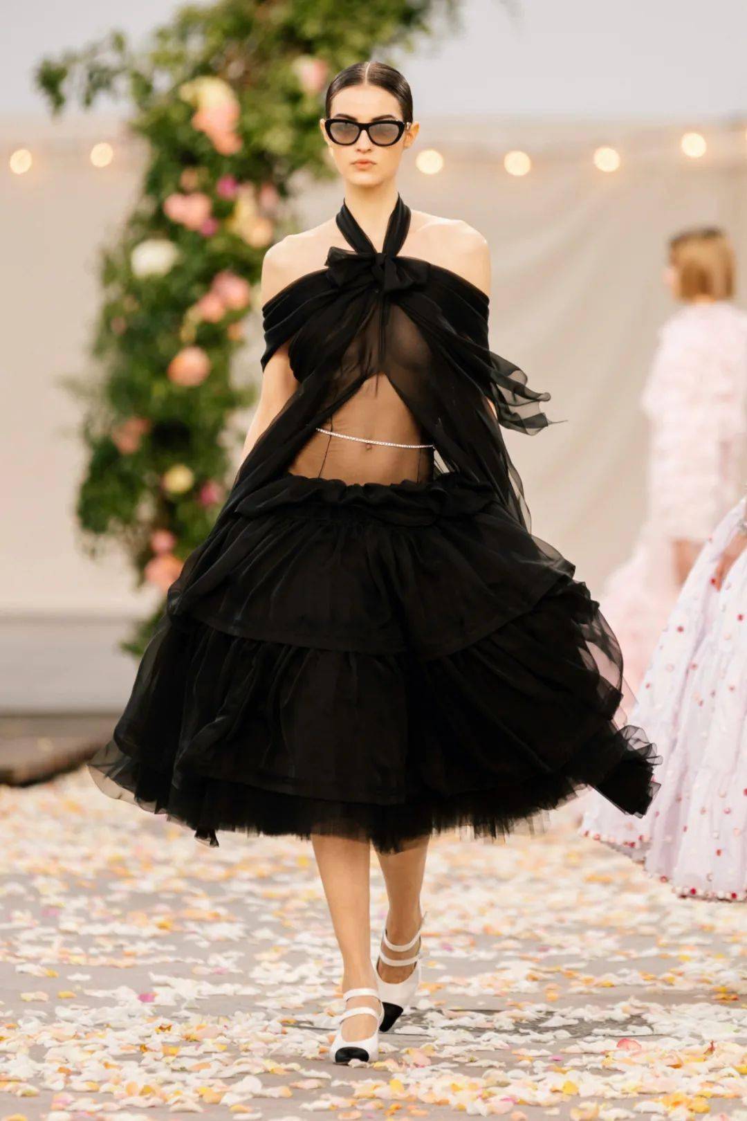 chanel香奈儿2021春夏高级定制服系列发布会骑白马的翩翩新娘让人眼前