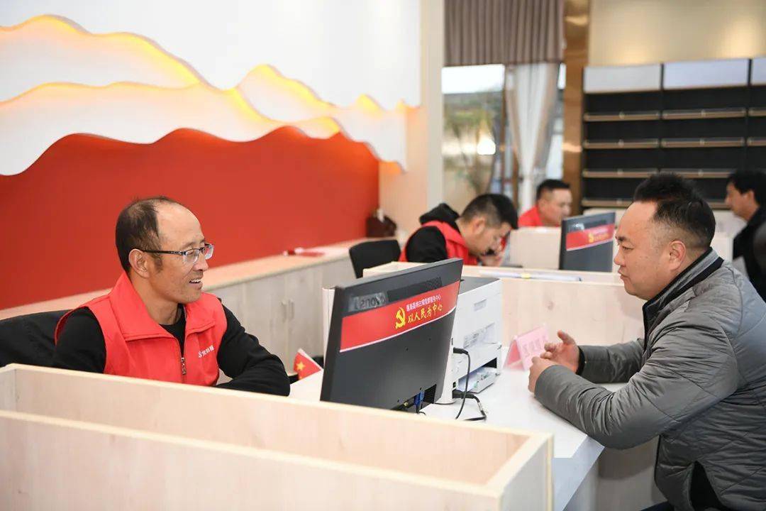 "通海县纳古镇纳家营村民赵华萍买菜间隙,在党群服务中心就把今年的
