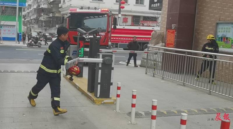 消防员为救火折断门禁杆获点赞