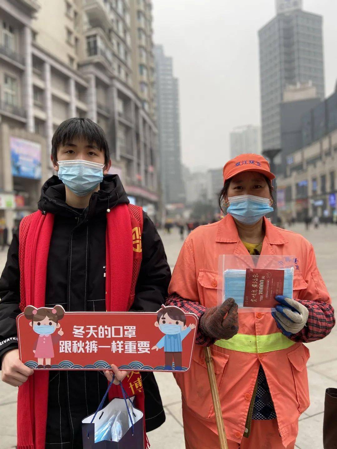 涪陵这2个美女在街头发口罩!只想告诉大家这件事