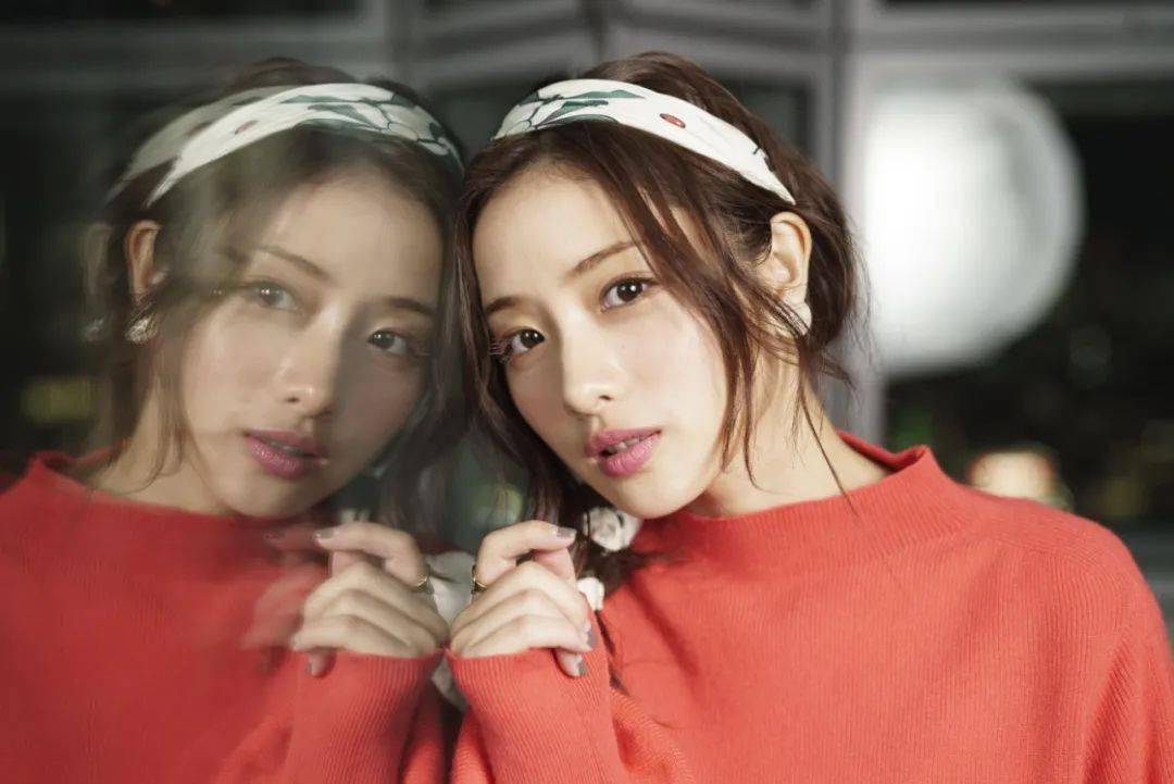 2002年,参加horipro公司第27回艺人新人选拔,获得最佳新人"完美少女"