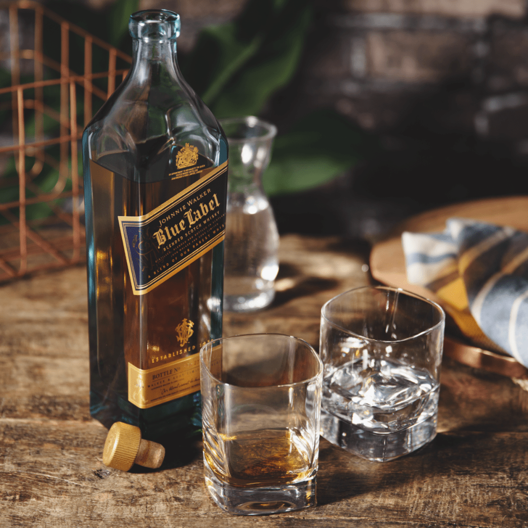 品味威士忌里深邃的一抹蓝