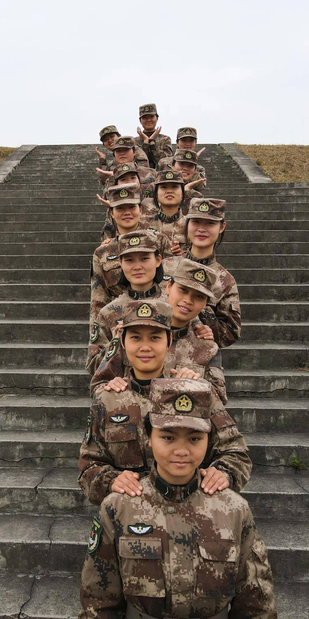 小女兵开大战车,一个字:飒!_生活