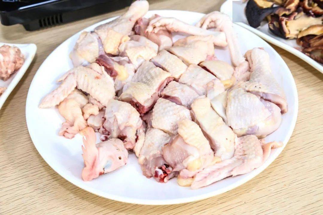 免开炉费猪肚脆,鸡肉滑,味浓食鲜,食材与药材的结合,让这碗汤养生滋补