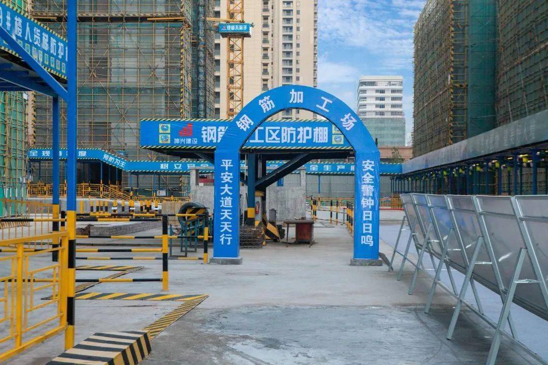 现场实行"人车分流",并以定制化安全走廊为纽带,完美串联大门口到各