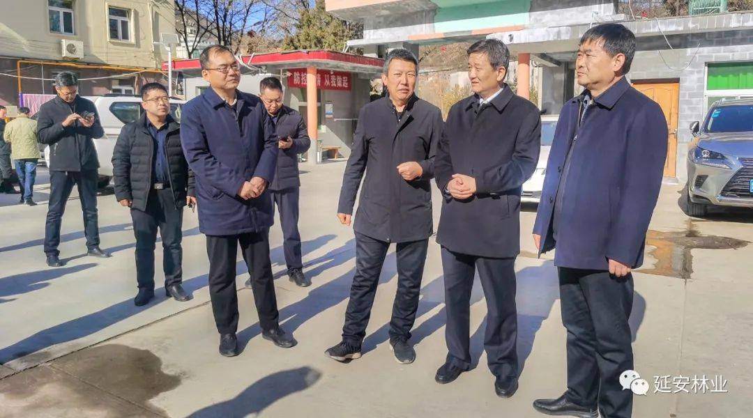 在检查中,张强一行先后来到延安国家森林公园森林消防队,检查了消防队