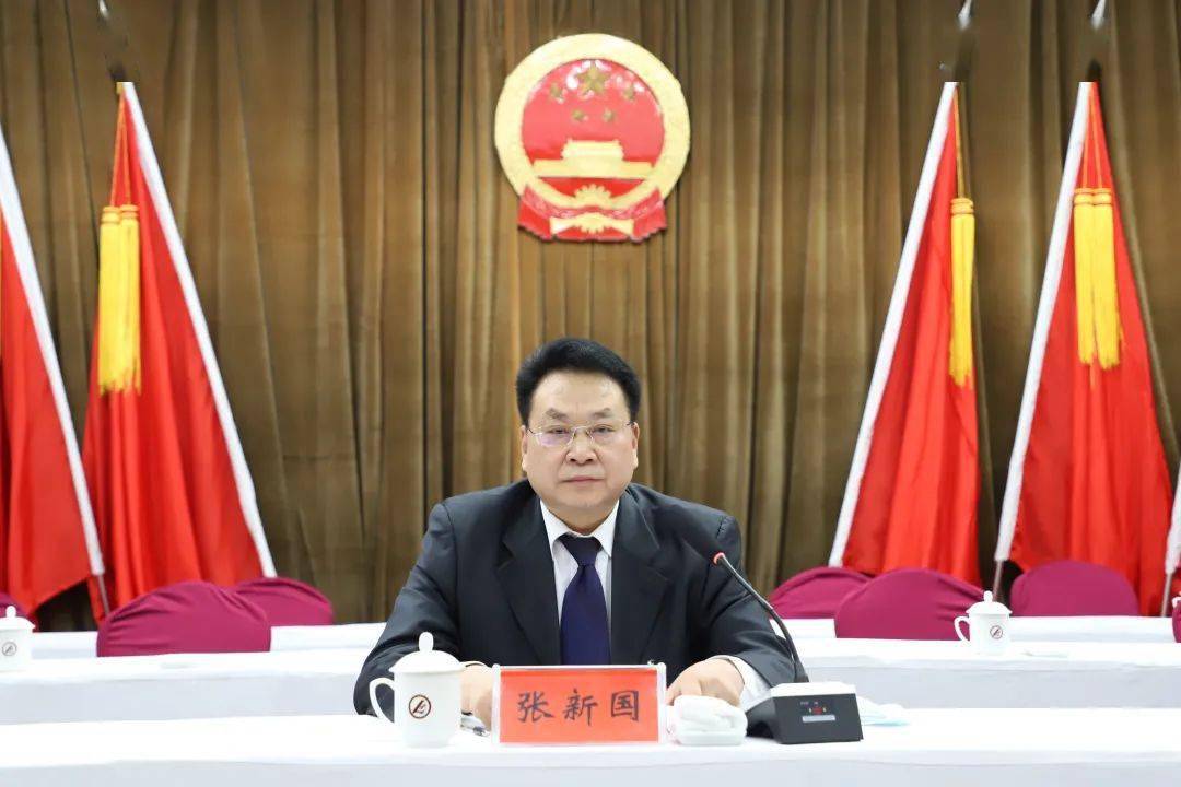 区人大常委会副主任张新国就如何开好本次会议提出三点意见:●严肃会