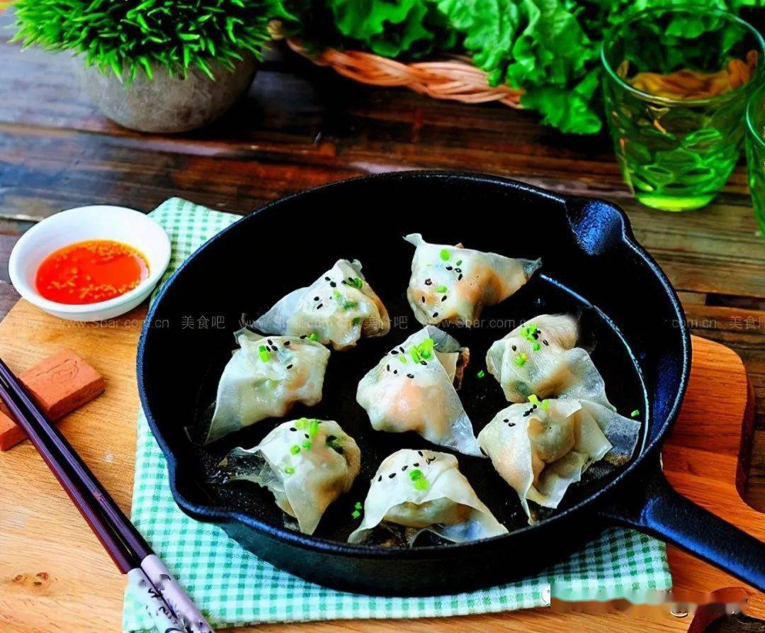 食材:馄饨皮适量,猪肉200克,蚝油1小匙,酱油1小匙,白糖1/2小匙,鸡蛋清