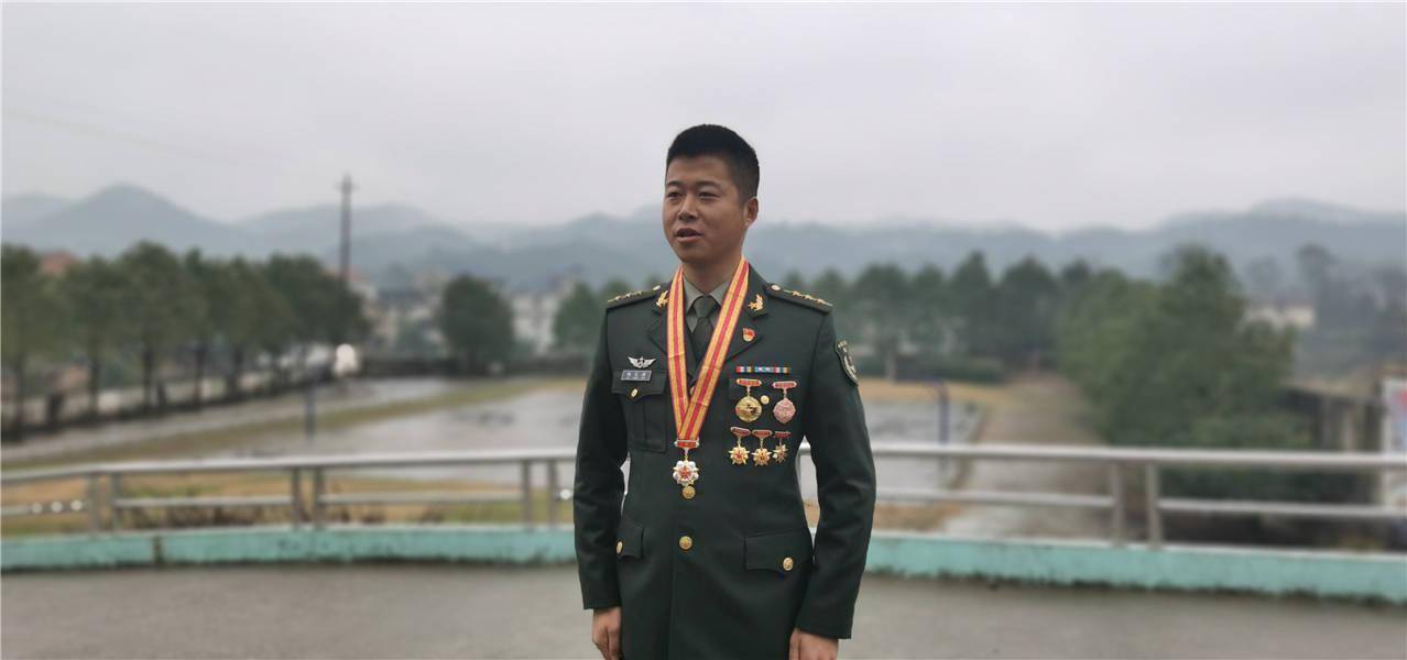 二等功臣胡文浩:慰问金全部捐给母校_向群连