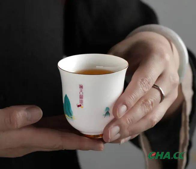 以茶会友时,要懂得以各种茶礼与他人结缘,通过奉茶,敬茶表达心意和