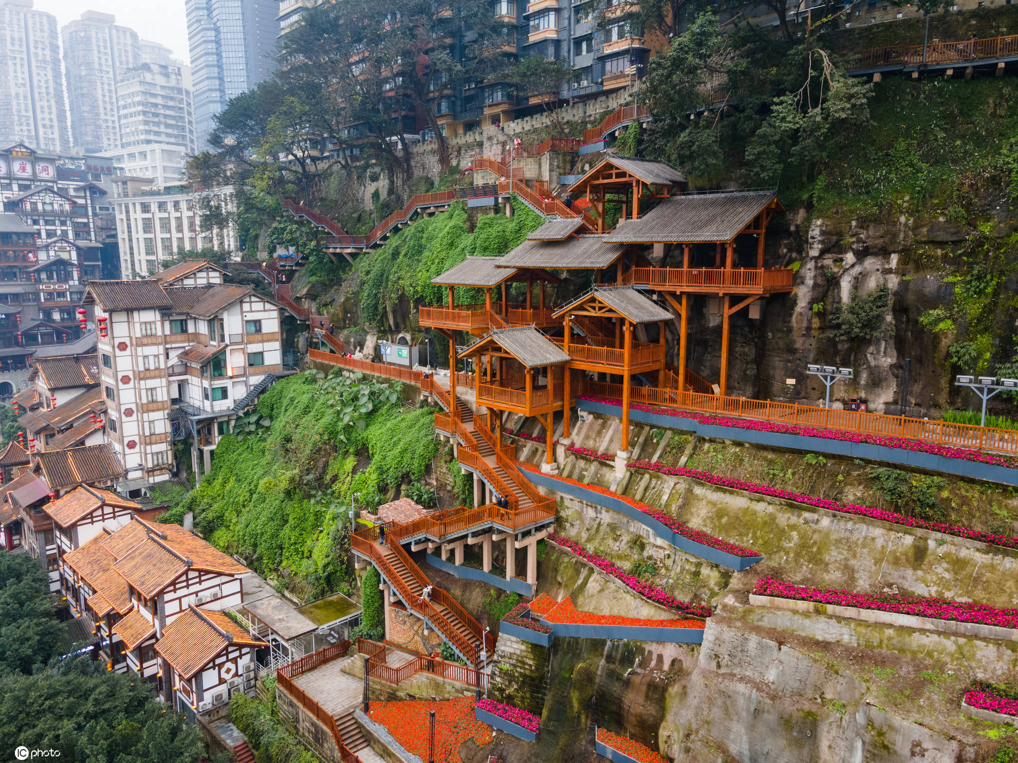 重庆一公园步道建在崖壁上 洪崖洞旁又多一处打卡地