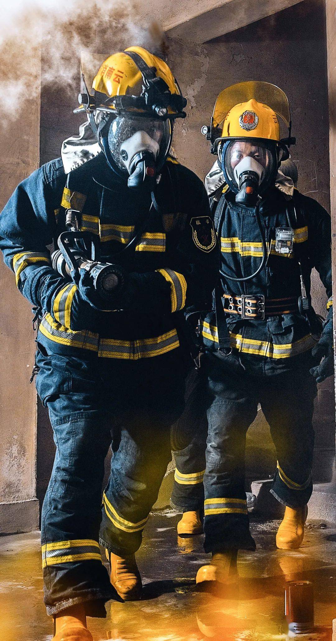 一场火灾中,消防员们都在团队里担任什么角色呢