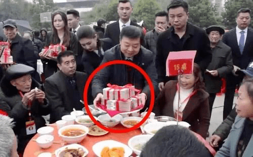 借70元创业过年回乡狂发900万现金亿万富豪差点卧轨