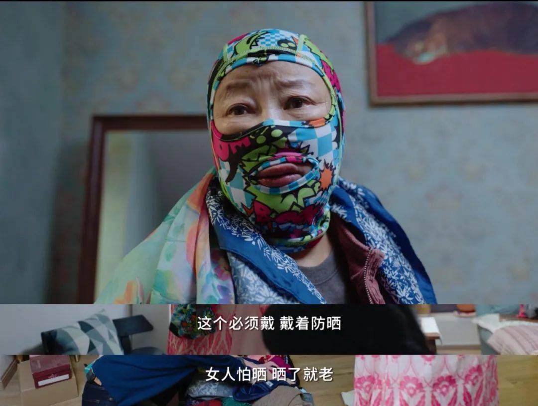 在完美日记联合新世相制作的首部微电影中,方青卓饰演的妈妈很明显