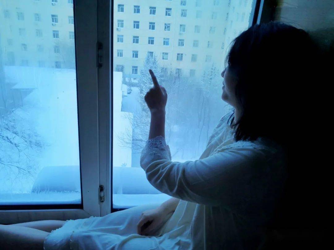 坐在窗边,赏冰乐雪而屋内则可以身穿一件轻薄的棉纱裙一场大雪过后