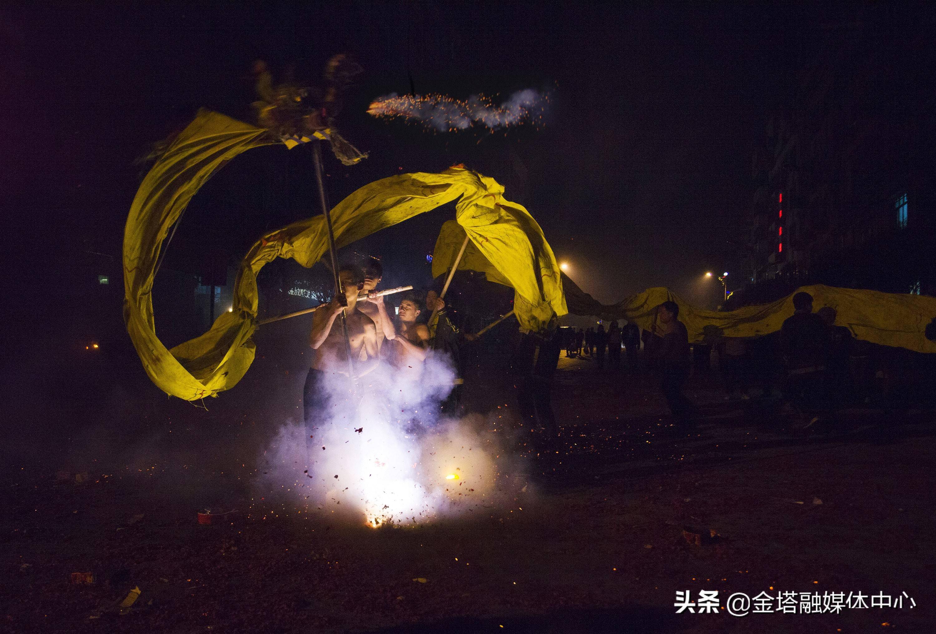 广西富川上灯炸龙节:炮震千山醒 龙腾百业兴