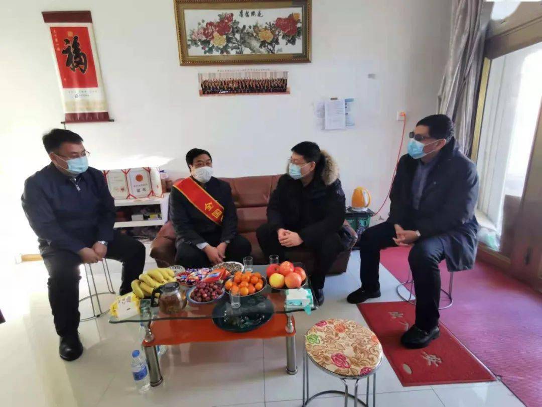 工作动态嘉荫县委书记陈旭春节前走访慰问劳动模范困难职工困难党员及