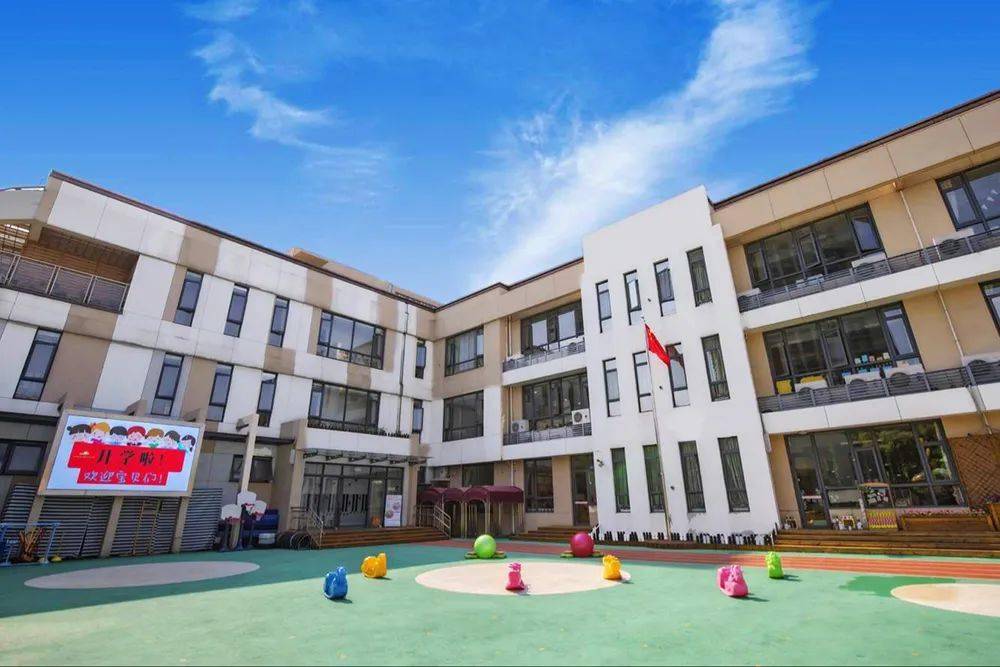 美兰湖幼儿园始终以"打造品质幼儿园"为目标,努力实践,先后被评为"