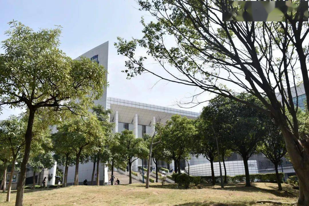 石牌校区(校本部)华南师范大学始建于1933年,前身是省立勷勤师范学院