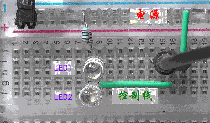 在下面的面包板上,演示了使用一条io控制线控制两个led分别点亮和熄灭