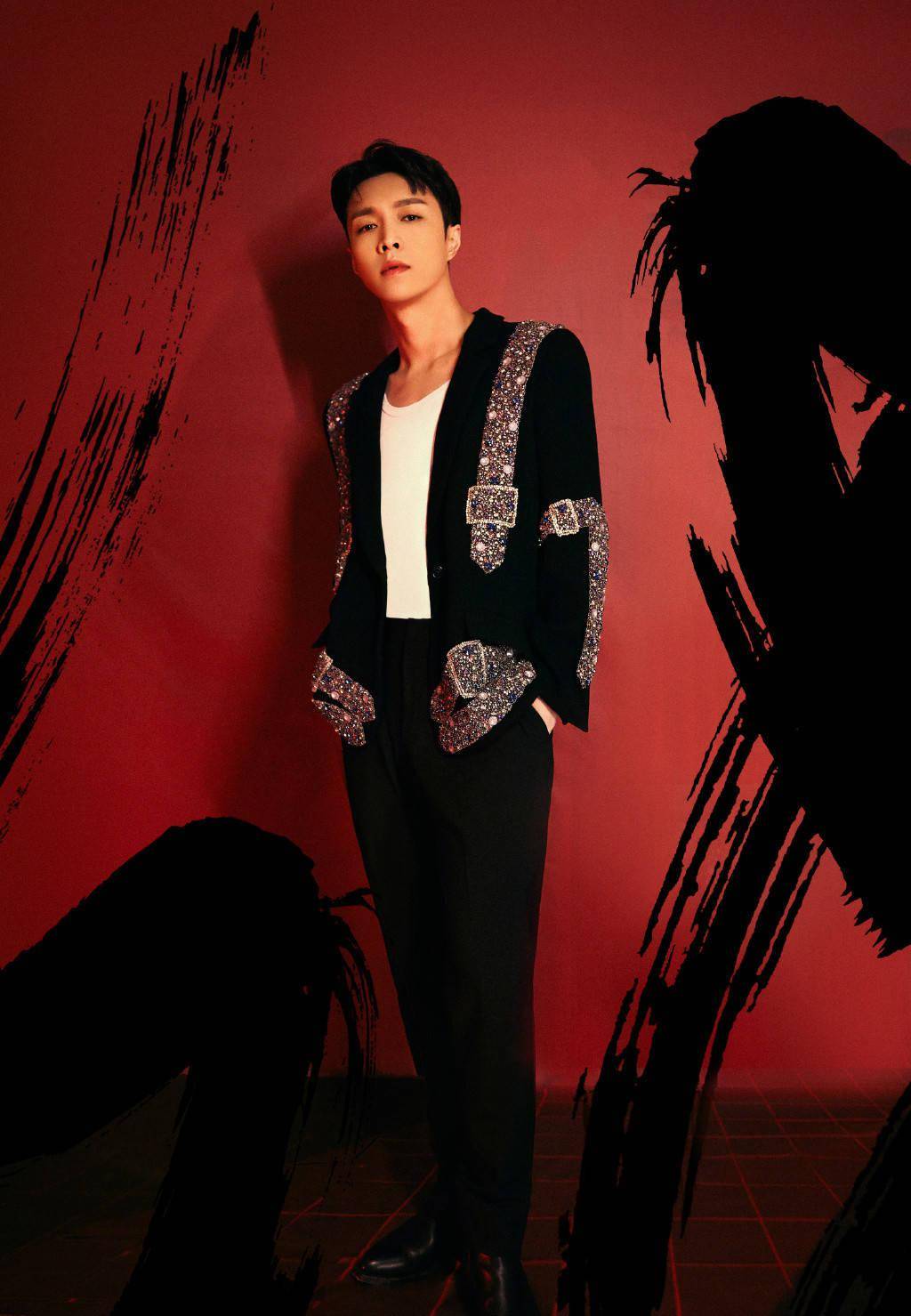 张艺兴《直通春晚》造型画报.亮片西装尽显矜贵大方气质