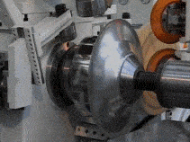 烧红的铁板高速旋转从边上往里一压就成了铁锅这就是旋压工艺