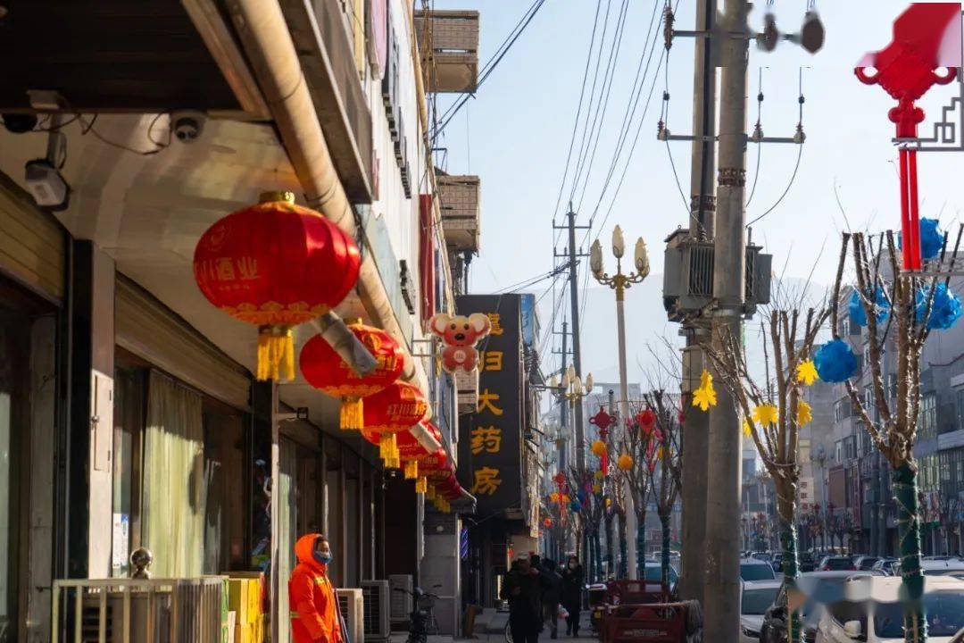 收录在镜头里的年味也是多姿多彩"年味"日渐浓厚岷县的街头巷尾更有"