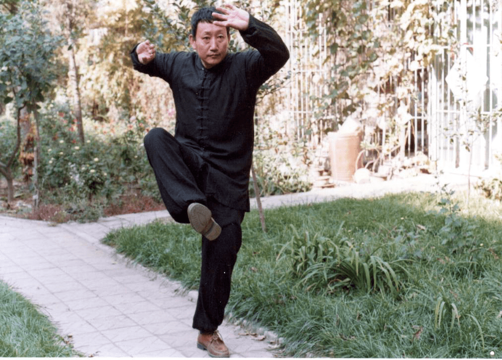 后期郭云深先生因病卧床不起,王芗斋先生侍床伺候三月不离身,直至