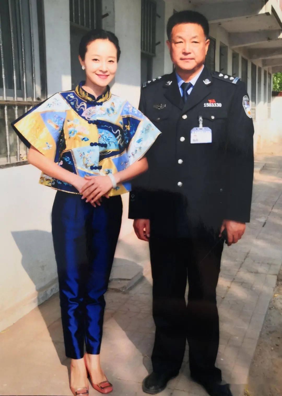 与海政歌唱家孙佳▲参加颁奖晚会▲与战友合影▲与演员合影(一)‰与