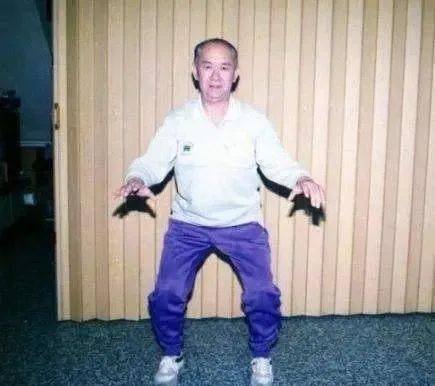 肌肉挂凌霄毛发根根暖风摇慧眼默查三千客凝耳细听两人娇图文来源于