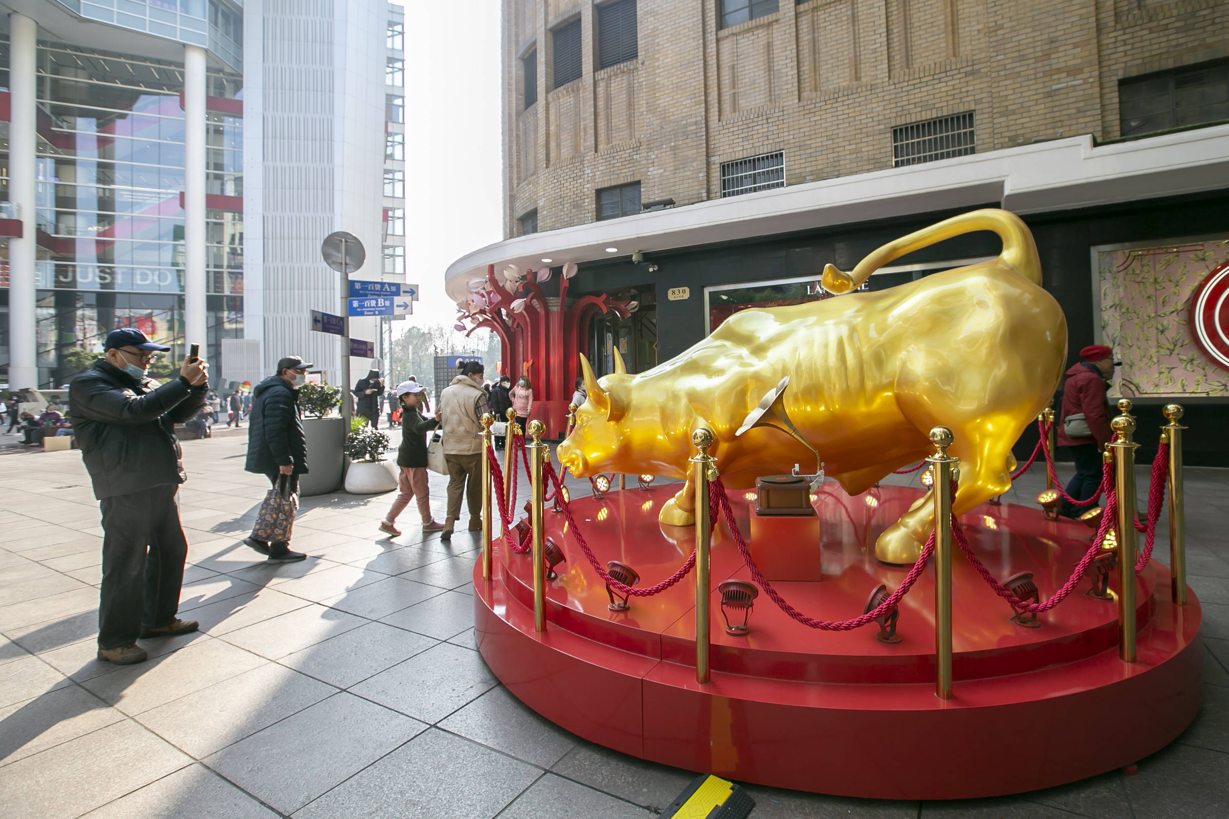 2月7日,市民在南京路步行街旁拍摄金牛雕塑.