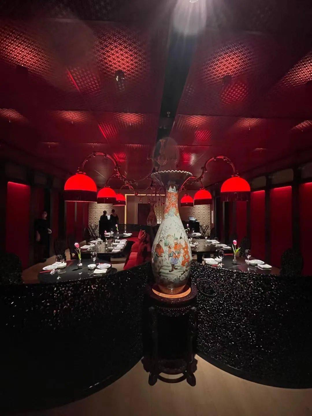 红楼宴于长宁来福士广场前的独栋建筑中享精品淮扬菜坐拥广场开阔绿地