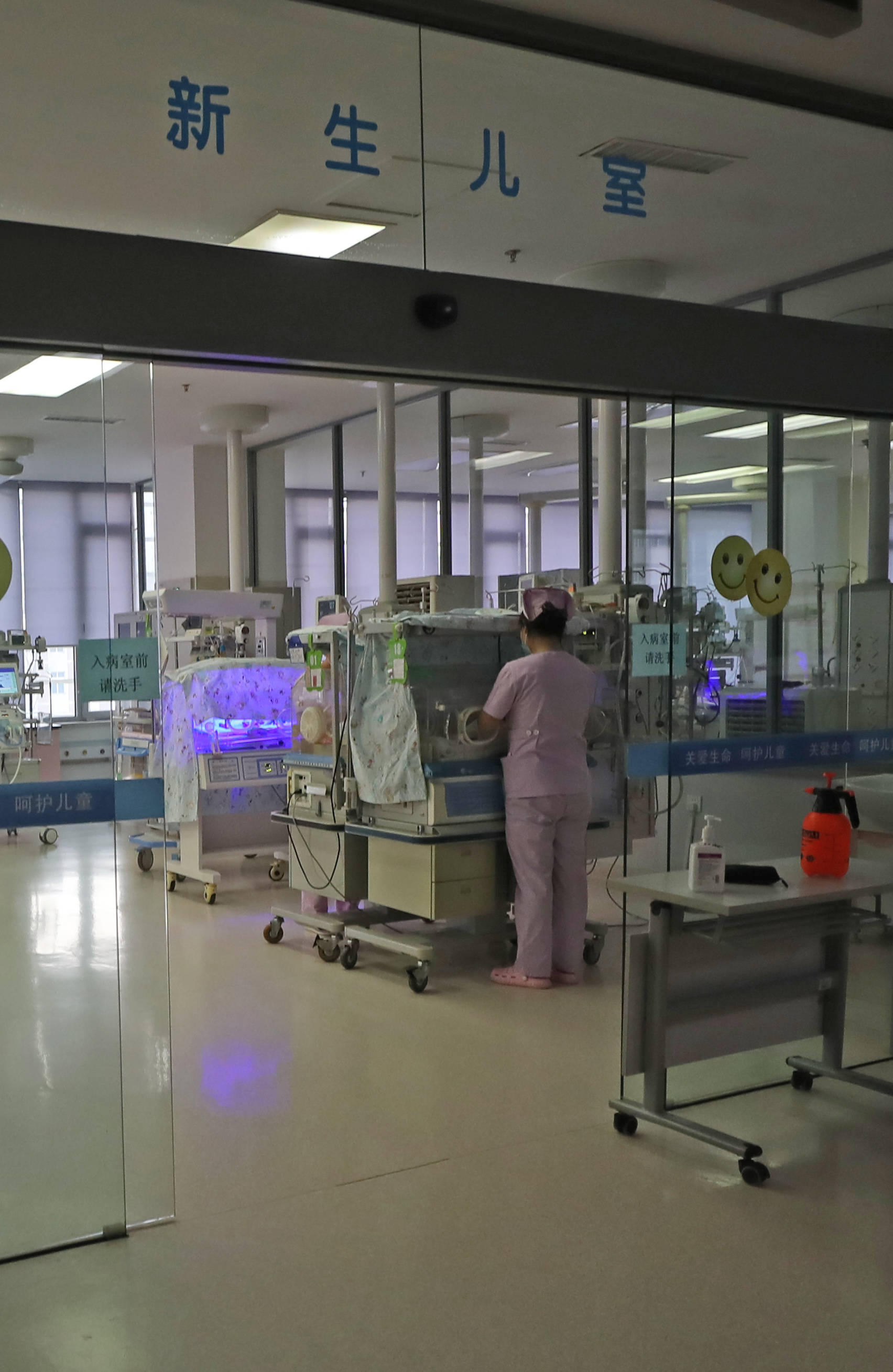 新华社发(配本社同题文字稿)2月6日,在沈阳市儿童医院重症监护病房