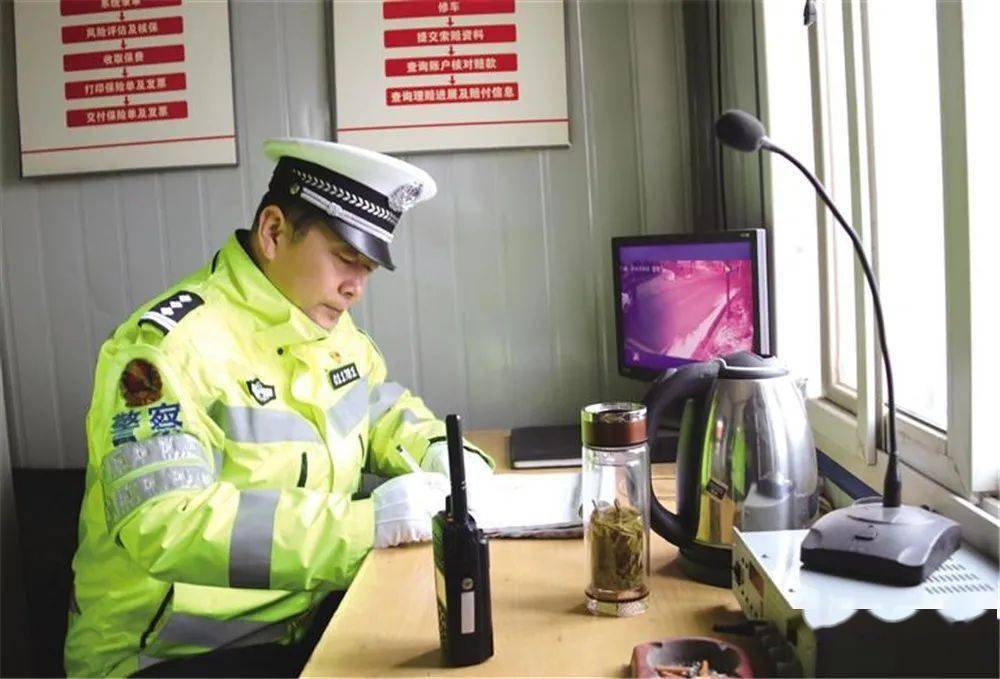 俗话说"火车跑得快,全靠车头带",从警已有29年的城关交警大队大队长何