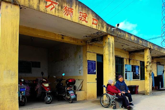 渡口门口坐着两位阿婆,出于好奇上前和她们闲聊,两位阿婆都是万狮村的