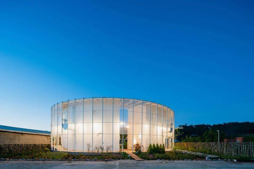 这些环形小径有时会被楼梯或斜坡所打断.