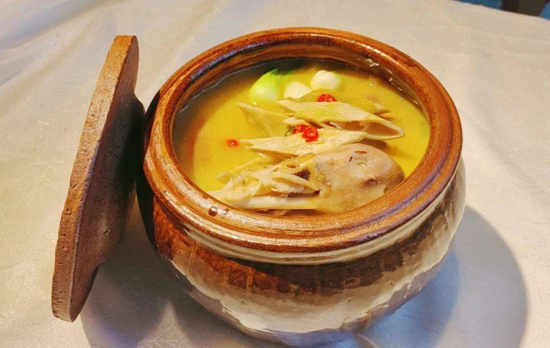 食材选用一年左右的本地散养老鸭,和宁国杨山青笋干(庄村石笋干),色泽