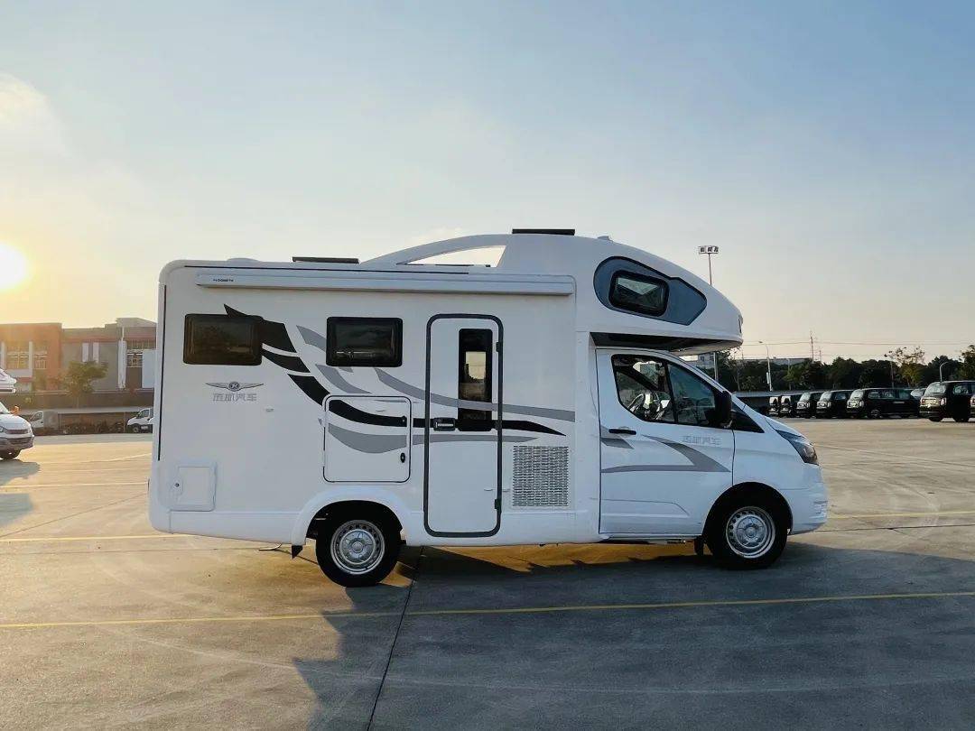 318上海房车展2021款旌航房车福特国六自动挡水电充足功能全