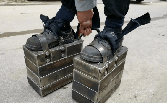 厉害了博白一男子为了健身每天穿150公斤重铁鞋锻炼