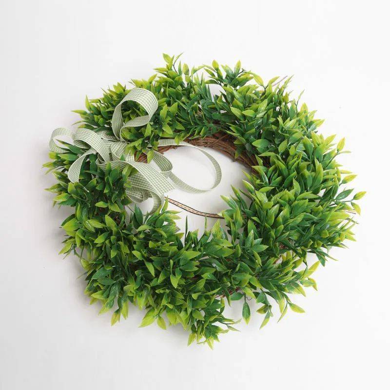 我先拿一些很长很长的草拧一拧围成一个圈,然后再拿一根短的把两头给